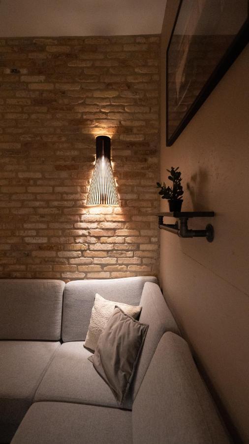 Broncks Apartment 1 - Modern 2-Bedroom In The Heart Of トースハウン エクステリア 写真